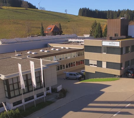 Landschaftsbild mit Wiha-Unternehmensgebäude